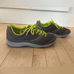 Vionic Kona walking shoes size 10